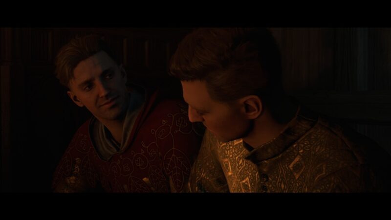 Dwóch mężczyzn patrzy na siebie z czułością w ciemnym, oświetlanym przez kominek pomieszczeniu.