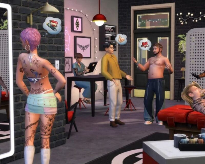 Na obrazku widać kilka postaci w salonie tatuażu. Na pierwszym planie kobieta z różowymi włosami i licznymi tatuażami patrzy na swoje odbicie w lustrze. W tle dwóch mężczyzn rozmawia – jeden z nich jest bez koszulki. W pomieszczeniu znajdują się także inne osoby, w tym tatuażysta pracujący na tablecie i osoba leżąca na czerwonej kanapie.