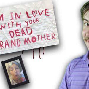 Mężczyzna w koszuli w paski, obok zdjęcie starszej kobiety i kartka z napisem z tytułem gry.