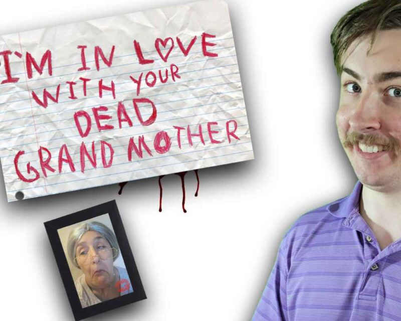 Mężczyzna w koszuli w paski, obok zdjęcie starszej kobiety i kartka z napisem z tytułem gry.