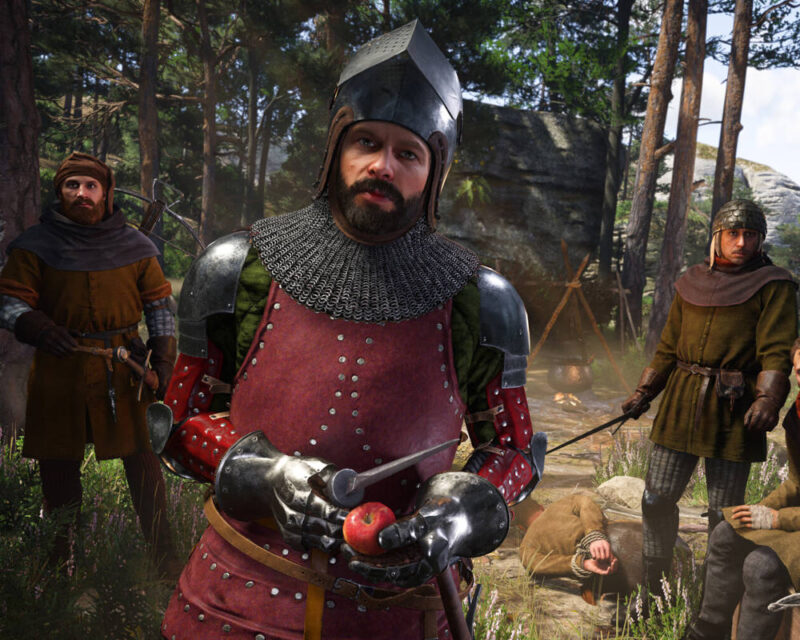 Pierwszy plan: Na pierwszym planie widzimy dwie postacie. Pierwsza postać, po lewej stronie, to Henryk z Kumejdy, główny bohater gry. Ma na sobie średniowieczny strój, w tym ciemny dublet i czapkę. Henryk patrzy w dal, na jego twarzy widać zamyślenie. Druga postać, po prawej stronie, to kobieta. Ma na sobie długą suknię i welon. Jej twarz jest częściowo zasłonięta, ale widać, że jest młoda i piękna. Kobieta stoi tyłem do Henryka i patrzy w tym samym kierunku, co on. Drugi plan: W oddali widać średniowieczny krajobraz. Na wzgórzu znajduje się zamek. W dole rozciąga się dolina z lasami i polami. Nad krajobrazem góruje zachmurzone niebo. Dodatkowe szczegóły: Obrazek jest statyczny, ale sugeruje narrację. Postacie wydają się być zamyślone i melancholijne. Krajobraz jest piękny i realistyczny. Kolorystyka jest stonowana, dominują brązy, zielenie i szarości.