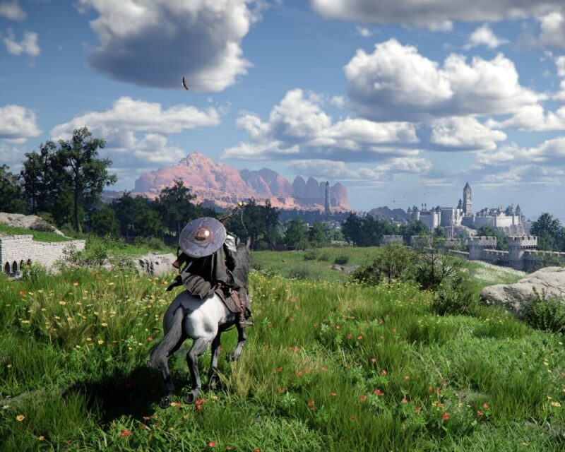 Na obrazku widzimy scenę z gry Crimson Desert, która przedstawia postać na koniu patrzącą w stronę majestatycznego zamku w oddali. Krajobraz jest pełen zielonych łąk pokrytych kolorowymi kwiatami, a nad nimi rozciąga się niebo z malowniczymi chmurami. W tle widać imponujące, czerwone góry kontrastujące z zielenią roślinności.