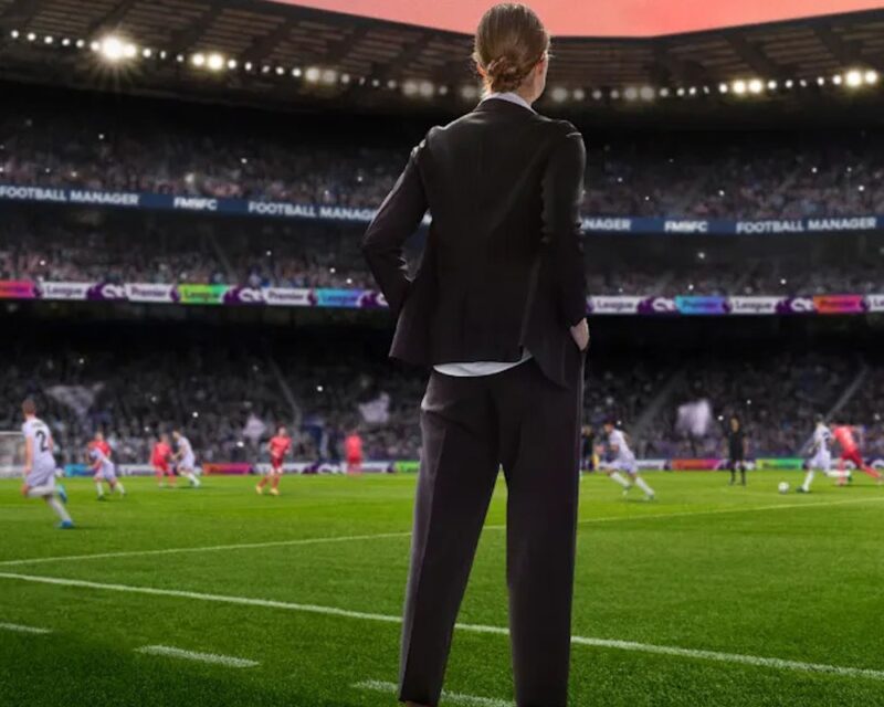 Football Manager 25 anulowany, boisko piłkarskie, postać damska w garniturze za boiskiem