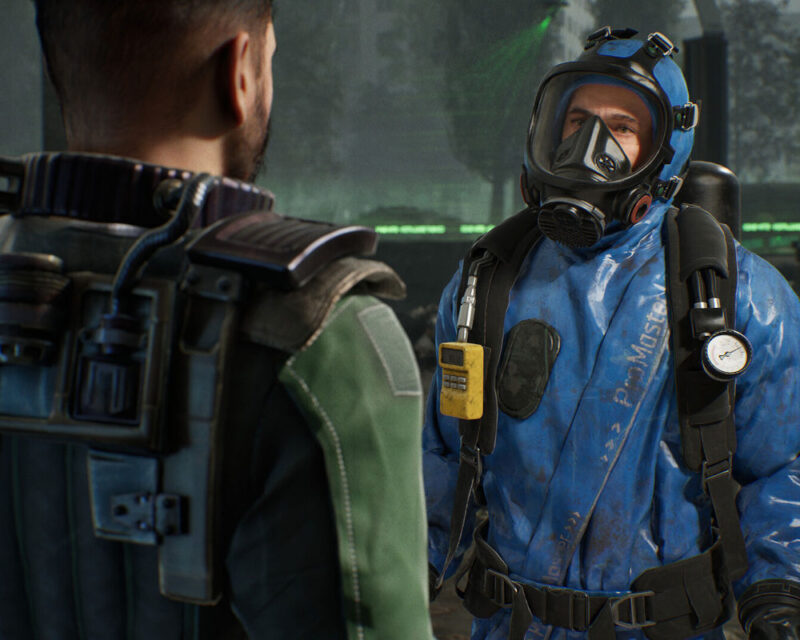 Na obrazku znajduje się dwóch mężczyzn, którzy rozmawiają. Jeden stoi plecami do kadru i ma zieloną kurtkę. Drugi stoi frontem i ma niebieską kurtkę z kapturem i maską tlenową. Cały obrazek jest ciemny.