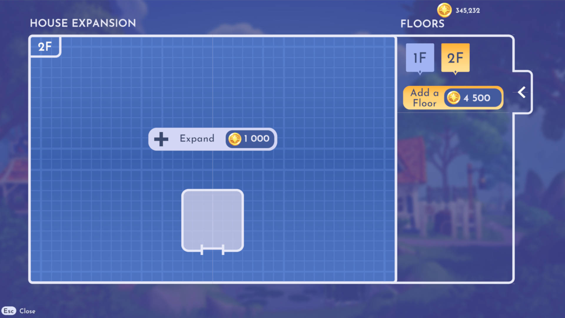 Tytuł i waluta:
W lewym górnym rogu widnieje napis „HOUSE EXPANSION” (Rozbudowa Domu).
W prawym górnym rogu znajduje się ikona monety i liczba „345,232”, co oznacza ilość posiadanej waluty w grze.
Menu pięter:
W prawym górnym rogu znajduje się menu „FLOORS” (Piętra) z dwoma przyciskami: „1F” i „2F”, z których „2F” jest aktualnie podświetlony na żółto.
Poniżej znajduje się przycisk „Add a Floor” (Dodaj piętro) z ikoną monety i liczbą „4500”, co sugeruje koszt dodania nowego piętra.
Plan drugiego piętra:
Główna część ekranu przedstawia plan drugiego piętra (2F).
Plan jest pusty, z wyjątkiem małego, szarego kwadratu w dolnej części, który prawdopodobnie reprezentuje istniejące pomieszczenie lub punkt startowy.
Na środku planu znajduje się przycisk „+ Expand” (Rozbuduj) z ikoną monety i liczbą „1000”, co sugeruje koszt rozbudowy tego piętra.
Interfejs:
Tło planu jest niebieskie z siatką, przypominające papier milimetrowy.
W lewym dolnym rogu znajduje się przycisk „Esc Close” (Zamknij), służący do wyjścia z ekranu rozbudowy.
Po prawej stronie menu pięter znajduje się strzałka „<”, sugerująca możliwość przewijania dodatkowych opcji lub pięter.