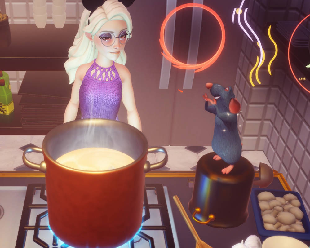 Na obrazku znajduje się postać z gry Disney Dreamlight Valley. Ma długie blond włosy i opaskę z uszami Myszki Miki. Przed postacią znajduje się garnek na palniku. Obok stoi szczur Remy z animacji Ratatouille i zadowolony wącha potrawę w garnku.