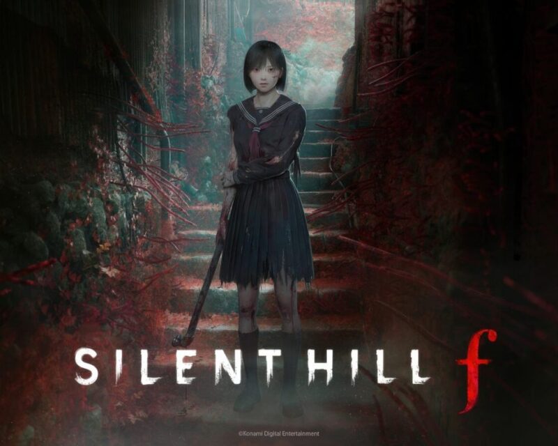 Plakat Silent Hill f, przedstawia główną bohaterkę, dziewczynkę z czarnymi włosami i w granatowym mundurku, bluzce i spódniczce oraz czerwonym krawacie, stoi ona na dole schodów, za nią widać korytarz i światło na jego końcu