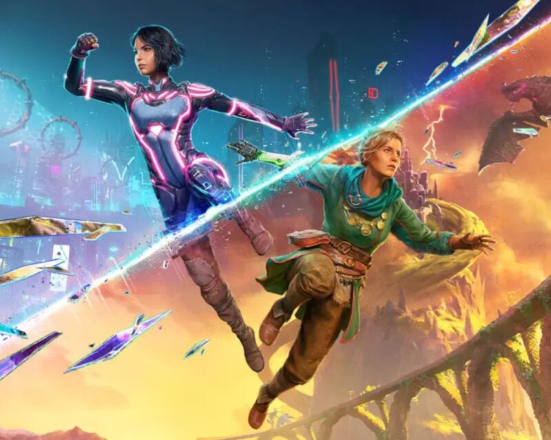 Obrazek przedstawia dwie postacie, które zdają się przemieszczać między dwoma różnymi światami. Po lewej stronie znajduje się futurystyczna sceneria z neonowymi światłami i nowoczesną technologią, a postać nosi zaawansowany technologicznie kombinezon. Po prawej stronie widać krainę fantasy z zamkiem, smokiem i klasycznym strojem podróżnika. Światło rozdziela oba światy, a postacie wyglądają, jakby przekraczały granicę między nimi.