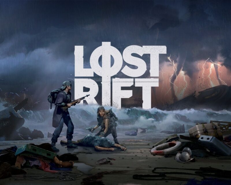 Grafika promocyjna gry **Lost Rift** przedstawia dwójkę uzbrojonych ocalałych na opuszczonej plaży w ponurym, postapokaliptycznym świecie. W tle widać wzburzone morze, burzę z piorunami oraz wrak statku, a wokół postaci leżą szczątki bagaży i ciał. Klimat obrazu sugeruje walkę o przetrwanie w niebezpiecznym, tajemniczym środowisku.