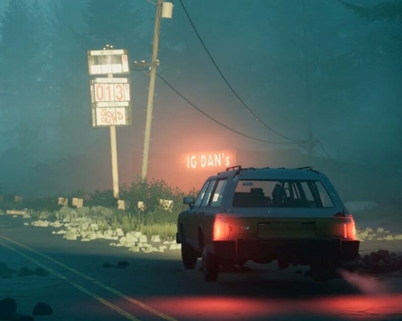 Grafika z gry **Pacific Drive** przedstawia opuszczoną, mroczną drogę otoczoną mgłą i ruinami. Stary kombi z czerwonymi światłami tylnymi zatrzymuje się przed zaniedbanym znakiem i neonem „BIG DAN’S”, co podkreśla tajemniczy, postapokaliptyczny klimat rozgrywki.