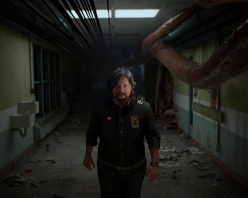 Na ilustracji widzimy scenę z gry Post Trauma, przedstawiającą mężczyznę w średnim wieku, idącego korytarzem opuszczonego budynku o klaustrofobicznej i niepokojącej atmosferze. Bohater, ubrany w czarną koszulę z naszywką "M" oraz identyfikatorem, ma zmęczony i zaniepokojony wyraz twarzy. Otoczenie jest zaniedbane – na podłodze leżą śmieci, ściany są brudne i zniszczone, a sufit pokrywają masywne, organiczne macki, które wydają się pochodzić z jakiejś nadprzyrodzonej siły.