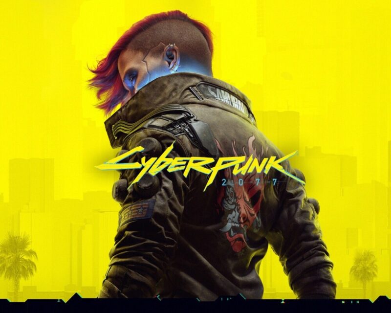 Postać z gry Cyberpunk 2077 widoczna od tyłu na jaskrawożółtym tle. Ma wygoloną część głowy i kolorowe włosy w stylu cyberpunkowym. Ubrana jest w futurystyczną kurtkę z naszywką „Samurai” i nadrukiem demonicznej maski. Na środku znajduje się tytuł gry „Cyberpunk 2077” w charakterystycznej neonowej czcionce.