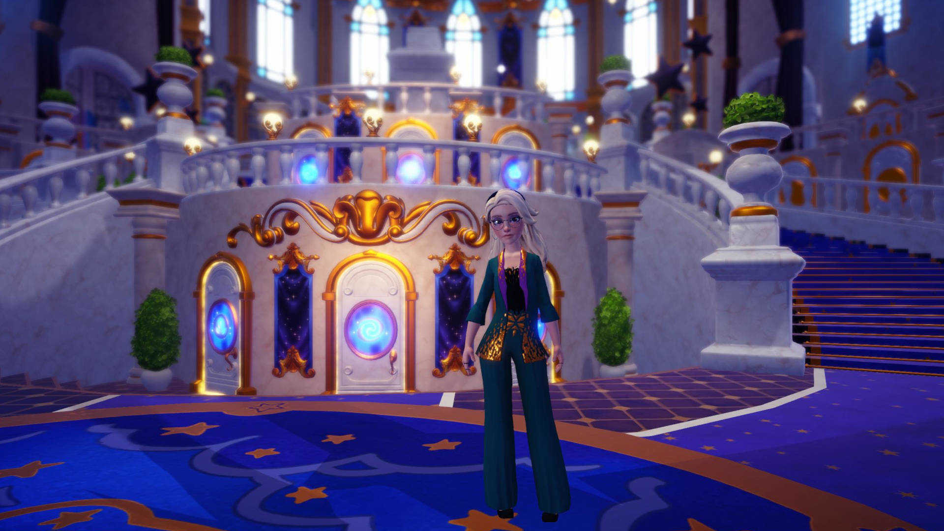 Na obrazku widać postać kobiecą stojącą na tle bogato zdobionego, bajkowego wnętrza. Kobieta ma długie, jasne włosy i jest ubrana w zielony, dwuczęściowy strój.

Tło obrazka przedstawia imponujące wnętrze z zakrzywionymi schodami, licznymi złotymi zdobieniami i oświetlonymi drzwiami. Podłoga jest ciemna z jasnymi, geometrycznymi wzorami.