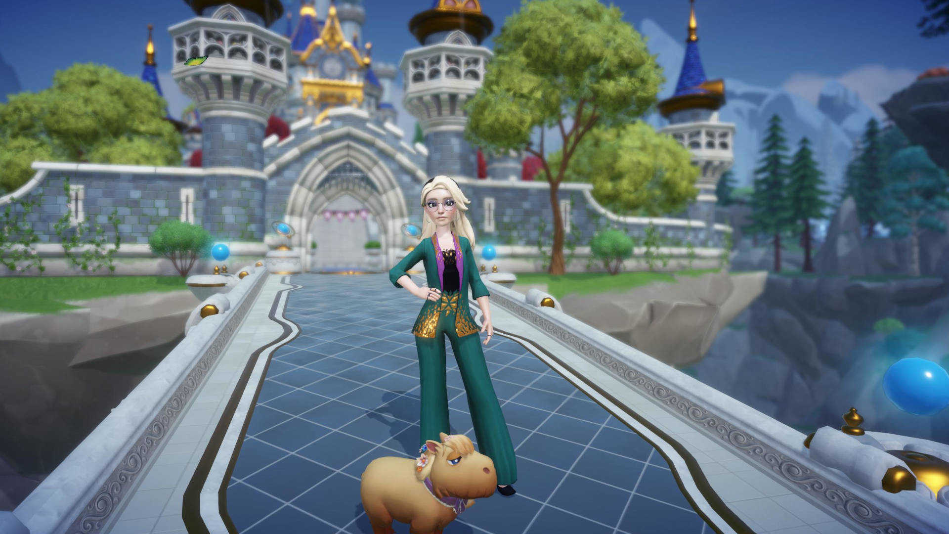 Na obrazku widać postać kobiecą stojącą na kamiennym moście, z małym, brązowym zwierzęciem u jej stóp. Kobieta ma długie, blond włosy i jest ubrana w zielony, dwuczęściowy strój.

Tło obrazka przedstawia duży, bajkowy zamek z niebieskimi i złotymi wieżami. Po obu stronach mostu rosną zielone drzewa i krzewy. W oddali widać ciemnozielone, iglaste drzewa.