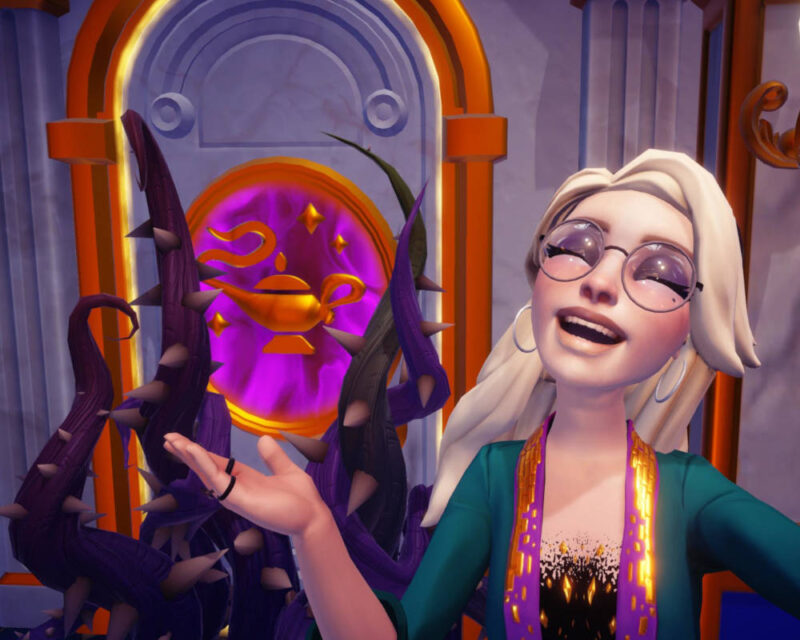 Centralny element obrazu: Kobieta z jasnymi, długimi włosami, lekko falowanymi, które opadają na ramiona. Ma na sobie zieloną bluzkę z fioletowymi wykończeniami i złotymi elementami. Na twarzy ma okrągłe okulary z cienkimi oprawkami. Jej usta są otwarte, jakby śpiewała lub mówiła coś z entuzjazmem. Tło: Za kobietą znajduje się okrągłe, fioletowe lustro lub portal, otoczone złotą ramą. Wewnątrz lustra widoczna jest złota lampa Alladyna. Lustro jest otoczone ciemnymi, kolczastymi pnączami, które wydają się wyrastać z dolnej części obrazu. Perspektywa: Kobieta jest przedstawiona z bliska, od ramion w górę, co sugeruje, że obraz jest kadrowany na jej twarz i górną część ciała. Kolorystyka: Obraz ma bogatą, nasyconą kolorystykę. Fiolet lustra kontrastuje z zielenią bluzki i złotymi elementami. Ciemne pnącza dodają dramatyzmu i tajemniczości. Styl: Obraz wygląda jak renderowana grafika komputerowa, przypominająca scenę z gry wideo lub animacji. Postać kobiety jest stylizowana, z dużymi oczami i gładką skórą, co jest typowe dla tego rodzaju grafiki. Ogólny nastrój: Obraz jest dynamiczny i pełen energii, głównie dzięki otwartym ustom kobiety i żywym kolorom. Tajemnicze pnącza i lampa Alladyna dodają elementu fantazji i magii. Dodatkowe detale: Kobieta ma na palcu czarny pierścionek. W jej uszach wiszą kolczyki w kształcie kół. Tło sugeruje, że scena rozgrywa się w pomieszczeniu z ozdobnymi elementami architektonicznymi, takimi jak złote ornamenty.