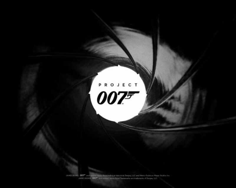 Obrazek przedstawia widok z wnętrza lufy pistoletu, a w centrum znajduje się logo „Project 007” z charakterystycznym napisem „007” i symbolem pistoletu. Całość utrzymana jest w czarno-białej kolorystyce.