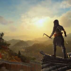 Na obrazku widać postać w kapturze stojącą na dachu tradycyjnego budynku. Spogląda na górzysty krajobraz oświetlony zachodzącym słońcem. W rękach trzyma broń,