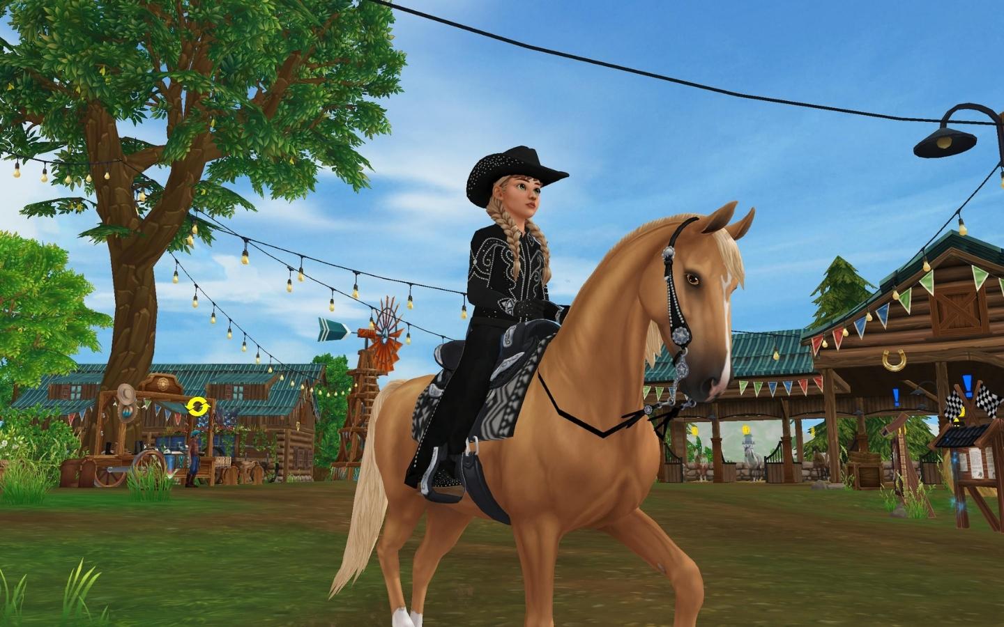 Postać w stroju jeździeckim i czarnym kapeluszu jedzie na jasnobrązowym koniu przez teren przypominający ranczo lub stadninę. W tle znajdują się drewniane budynki, drzewa ozdobione lampkami oraz elementy dekoracyjne w stylu westernowym.