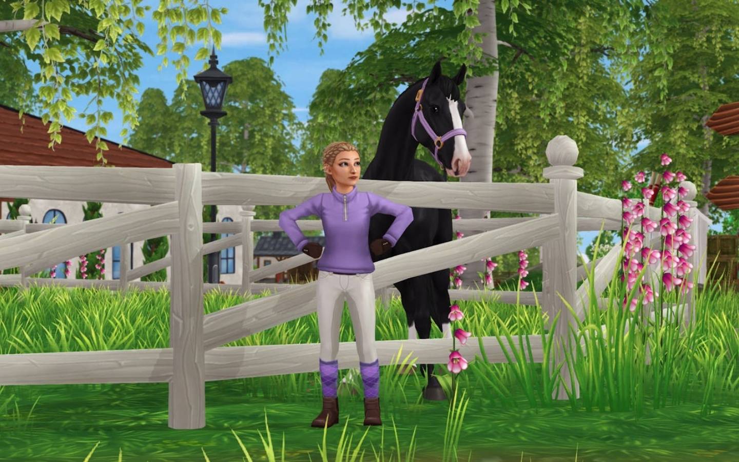 Postać w fioletowej bluzie stoi z rękami na biodrach przy białym drewnianym ogrodzeniu, za którym znajduje się czarny koń w kantarze. W tle widoczne są zielone drzewa, kwiaty oraz zabudowania stadniny w spokojnej, wiejskiej scenerii.