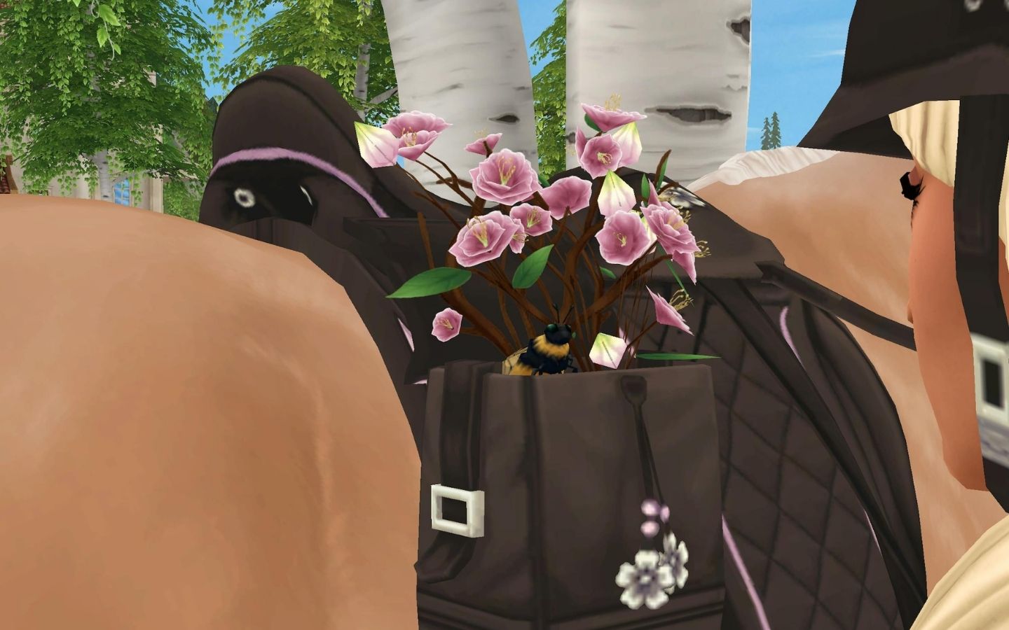 Zbliżenie na koński bok z przypiętą torbą, z której wystają różowe kwiaty, na których siedzi mała pszczoła. W tle widoczne są drzewa o jasnej korze i fragmenty innych koni w stylizowanej, kolorowej scenerii.