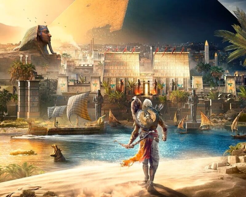 Assassin's Creed Origins liczba graczy, główny bohater, tytułowy Assasin, w tle starożytny Egipt, piramidy, sfinks, miasto, jezioro, oświetlone budynki przez słońce