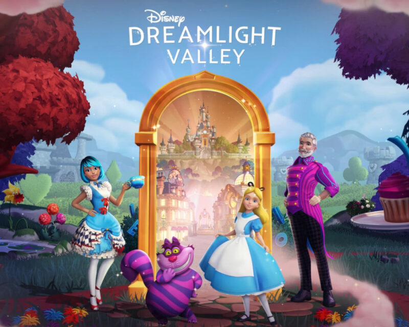 Na tym obrazku widzimy promocyjną grafikę do gry "Disney Dreamlight Valley". W centrum znajduje się złoty portal w kształcie łuku, przez który widać magiczną krainę z zamkiem w tle. Przed portalem stoi kilka postaci, które wyglądają jak bohaterowie z "Alicji w Krainie Czarów". Po lewej stronie widzimy postać z niebieskimi włosami, ubraną w sukienkę przypominającą tę Alicji, trzymającą filiżankę. Obok niej jest różowo-fioletowy Kot z Cheshire z charakterystycznym uśmiechem. Po prawej stronie portalu stoi dziewczynka w klasycznej niebieskiej sukience Alicji z blond włosami i opaską. Za nią widać wysokiego mężczyznę w fioletowym fraku. Sceneria wokół portalu jest kolorowa i bajkowa, z fantazyjnymi kwiatami i drzewami. W prawym górnym rogu widać gigantyczną babeczkę. Na górze obrazka znajduje się logo "Disney Dreamlight Valley". Całość wygląda bardzo magicznie i zaprasza do odkrywania tego świata.
