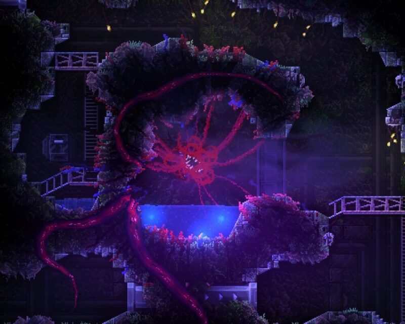 Na obrazku widzimy scenę z gry Carrion, przedstawiającą przerażające, organiczne monstrum o czerwonych mackach, które rozrasta się w ciemnym, przemysłowym kompleksie. Ściany otaczające potwora są porośnięte mchem i porzucone, a błękitna poświata z basenu w centrum sceny kontrastuje z głębokimi fioletami i czerwieniami całego otoczenia.