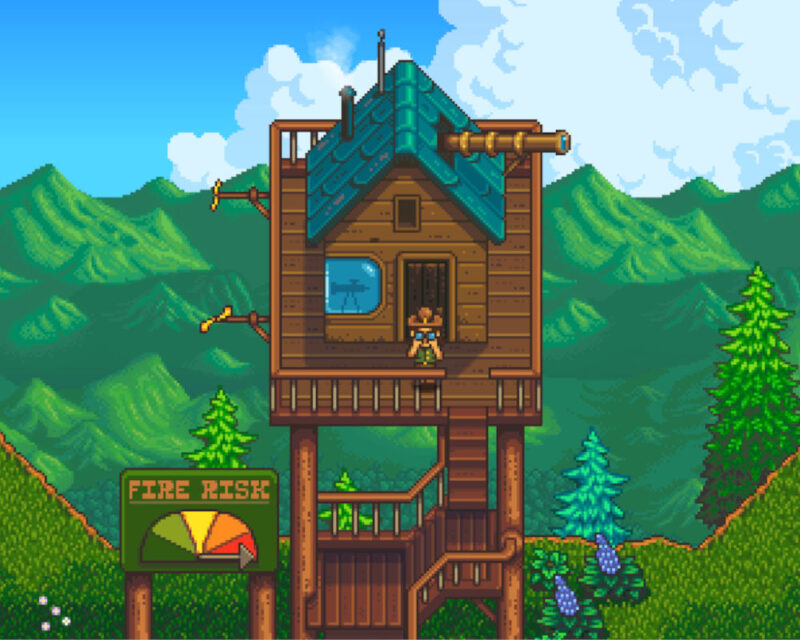 Widzimy drewnianą wieżę obserwacyjną, prawdopodobnie strażnicę przeciwpożarową, wznoszącą się ponad zielonym, pagórkowatym terenem. Wieża jest zbudowana na palach, a na jej szczycie znajduje się niewielki domek z zielonym, spiczastym dachem. Domek ma okno z niebieską szybą i otwarte drzwi, w których stoi postać w żółtym kombinezonie i kasku. Z boku domku wystaje teleskop. Do domku prowadzą drewniane schody z poręczą. U podnóża wieży, po lewej stronie, stoi znak z napisem "FIRE RISK" (ryzyko pożaru) i wskaźnikiem pokazującym umiarkowane zagrożenie. W tle rozciągają się zalesione góry pod błękitnym niebem z kilkoma białymi chmurami. Wokół wieży rosną zielone trawy i pojedyncze drzewa iglaste oraz krzewy z fioletowymi kwiatami. Całość utrzymana jest w stylu pixel art, co nadaje obrazkowi charakterystyczny, nieco retro wygląd. Scena wydaje się spokojna, choć znak ostrzega przed potencjalnym ryzykiem pożaru.
