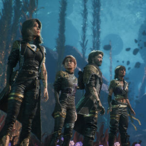 Na tym obrazie widać cztery postacie stojące na tle podwodnego krajobrazu. Postacie wydają się być odkrywcami lub poszukiwaczami przygód, sądząc po ich strojach i postawie. Pierwsza postać z lewej to kobieta o ciemnych włosach, ubrana w ciemny, dopasowany strój z złotymi akcentami. Jej spojrzenie skierowane jest w górę, a na ramieniu widać tatuaż. Obok niej stoi młodsza postać o krótkich, ciemnych włosach, również ubrana w podobny strój. Jej wzrok jest skierowany w tym samym kierunku co pierwszej postaci. Trzecia postać to mężczyzna z brodą, ubrany w ciemny strój z bogatymi złotymi zdobieniami. Na plecach ma plecak, a jego wzrok również skierowany jest w górę. Ostatnia postać z prawej to kobieta o krótkich, ciemnych włosach, ubrana w ciemny strój z odsłoniętym brzuchem i złotymi detalami. Jej spojrzenie jest skierowane w górę, w tym samym kierunku co pozostałych postaci. Tło przedstawia podwodny świat z różnorodną roślinnością w odcieniach różu i fioletu na pierwszym planie. Za postaciami widać ciemniejsze, skaliste formacje i pływające w wodzie ciemne obiekty, przypominające kamienie lub fragmenty skał. Woda ma odcień ciemnego turkusu w górnej części obrazu, przechodzący w jaśniejszy błękit w oddali. Całość sceny sprawia wrażenie tajemniczej i pełnej odkryć.