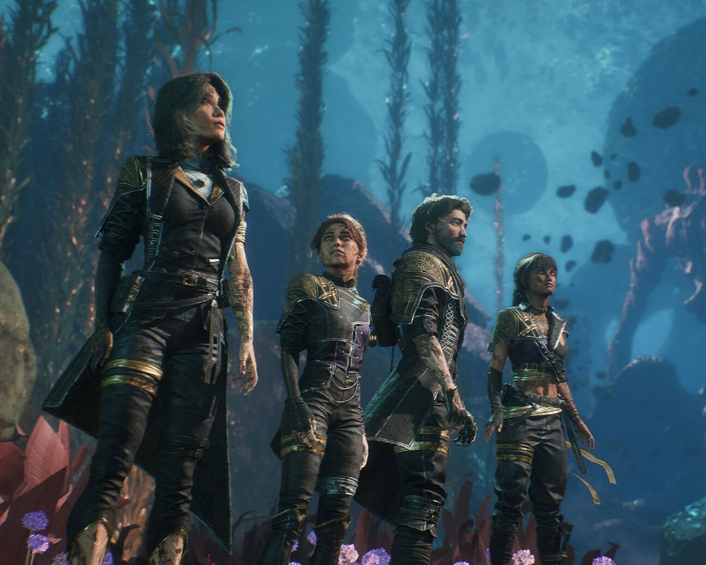 Na tym obrazie widać cztery postacie stojące na tle podwodnego krajobrazu. Postacie wydają się być odkrywcami lub poszukiwaczami przygód, sądząc po ich strojach i postawie. Pierwsza postać z lewej to kobieta o ciemnych włosach, ubrana w ciemny, dopasowany strój z złotymi akcentami. Jej spojrzenie skierowane jest w górę, a na ramieniu widać tatuaż. Obok niej stoi młodsza postać o krótkich, ciemnych włosach, również ubrana w podobny strój. Jej wzrok jest skierowany w tym samym kierunku co pierwszej postaci. Trzecia postać to mężczyzna z brodą, ubrany w ciemny strój z bogatymi złotymi zdobieniami. Na plecach ma plecak, a jego wzrok również skierowany jest w górę. Ostatnia postać z prawej to kobieta o krótkich, ciemnych włosach, ubrana w ciemny strój z odsłoniętym brzuchem i złotymi detalami. Jej spojrzenie jest skierowane w górę, w tym samym kierunku co pozostałych postaci. Tło przedstawia podwodny świat z różnorodną roślinnością w odcieniach różu i fioletu na pierwszym planie. Za postaciami widać ciemniejsze, skaliste formacje i pływające w wodzie ciemne obiekty, przypominające kamienie lub fragmenty skał. Woda ma odcień ciemnego turkusu w górnej części obrazu, przechodzący w jaśniejszy błękit w oddali. Całość sceny sprawia wrażenie tajemniczej i pełnej odkryć.