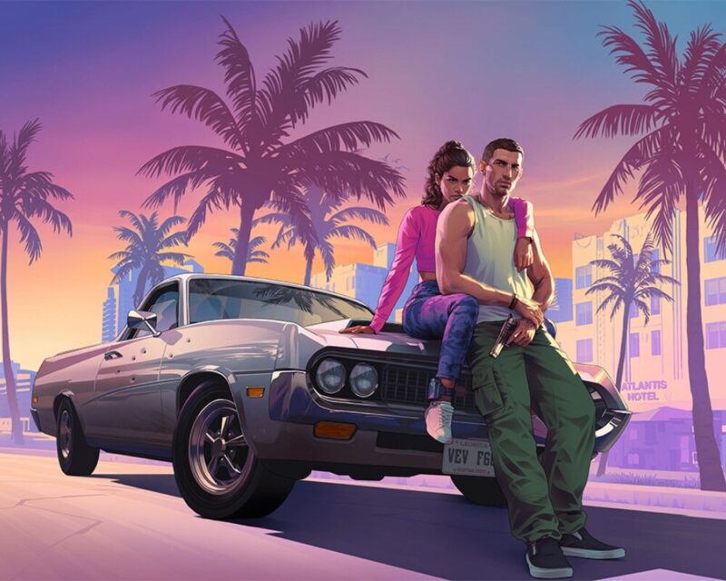 Ilustracja z gry Grand Theft Auto VI przedstawiająca dwie postacie – kobietę i mężczyznę – opierających się o klasyczny samochód typu muscle car. Mężczyzna trzyma broń, a w tle widać palmy i budynki w stylu art déco na tle zachodzącego słońca, stylizowanego na klimat Miami.