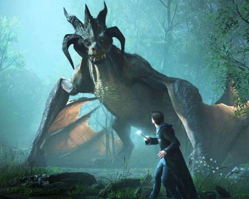 Grafika przedstawia smoka z gry Hogwarts Legacy górującego nad czarodziejem na tle lasu pogrążonego we mgle.