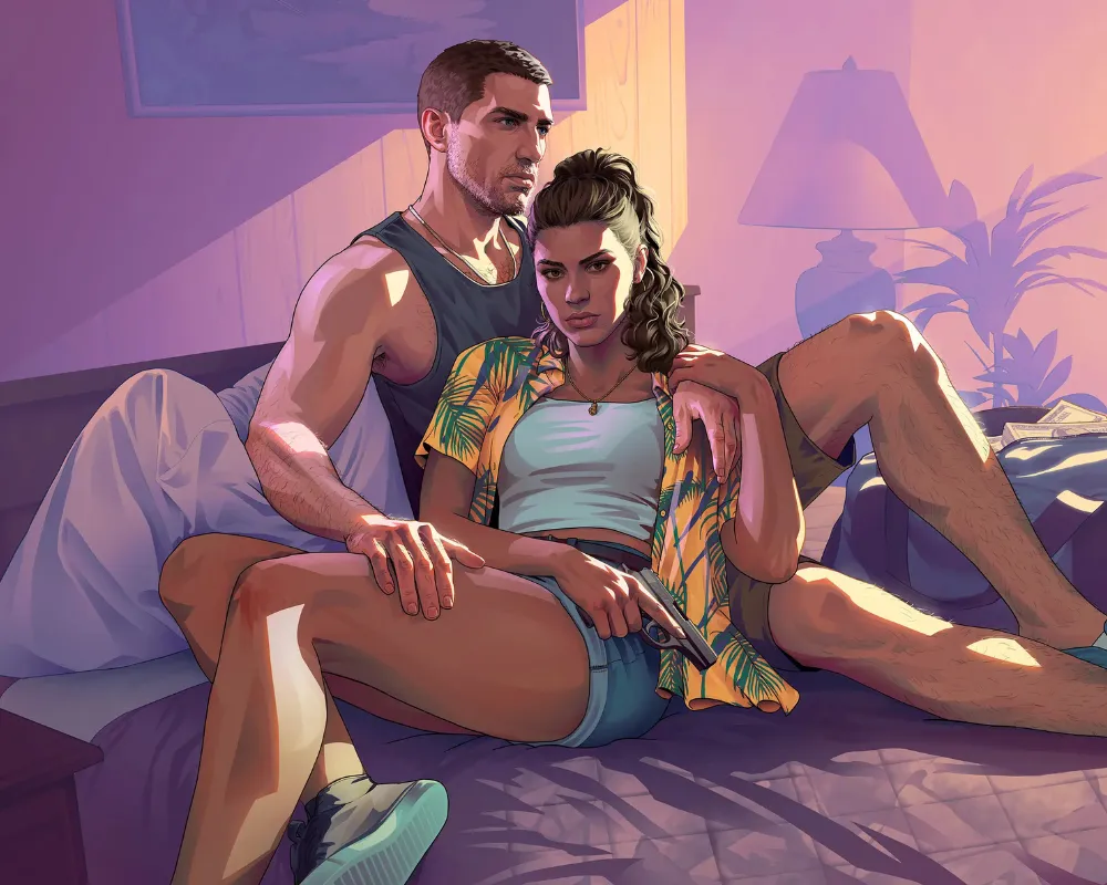 Na ilustracji w stylu realistycznego komiksu widać parę siedzącą na łóżku w przytulnym, ciepło oświetlonym pokoju. Mężczyzna siedzi oparty o zagłówek, ma na sobie ciemny podkoszulek i szorty. Jedną ręką obejmuje kobietę, drugą opiera na jej nodze. Kobieta siedzi przed nim, lekko oparta o jego tors. Ma na sobie jasny top, krótkie spodenki oraz rozpiętą, kolorową koszulę w tropikalny wzór. W dłoni trzyma pistolet, skierowany w dół. W tle widać lampę nocną i roślinę. To Jason i Lucia, główni bohaterowie GTA VI.