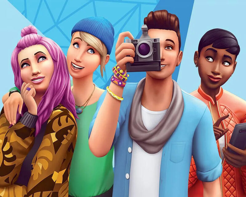 Grafika przedstawia cztery uśmiechnięte, kolorowo ubrane postacie z gry The Sims 4.