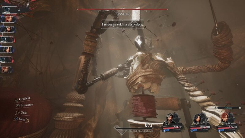 Wielki stwór przypominający maszynę do szycia przygotowuje się do ataku 