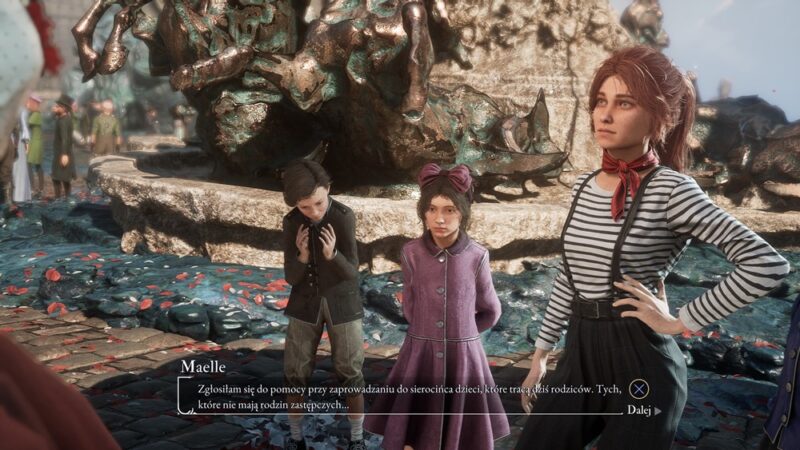 Dwoje smutnych dzieci i rudowłosa nastolatka na tle dziwnie zdeformowanych kamieni. Na ziemi walają się płatki kwiatów.