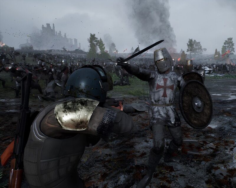 Kadr z gry „Kingmakers”. W centrum sceny uzbrojony rycerz w kolczudze i hełmie z czerwonym krzyżem na tunice atakuje z mieczem i tarczą żołnierza w nowoczesnym opancerzeniu, celującego do niego z karabinu. W tle toczy się chaotyczna bitwa między średniowiecznymi wojownikami, widoczne są dymy, walczące tłumy i zamek na horyzoncie.
