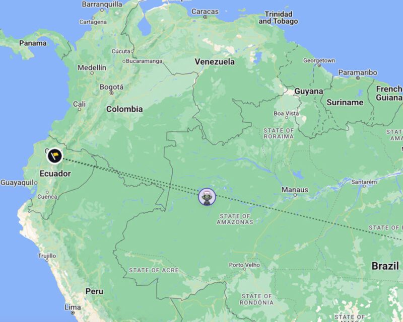 Na obrazku widzimy mapę Ameryki Południowej. Zaznaczona jest trasa przelotu samolotu z Ekwadoru, z okolic miasta Guayaquil, w kierunku wschodnim, nad terytorium Peru i Brazylii, aż do środkowej części stanu Amazonas w Brazylii. Trasa lotu jest oznaczona przerywaną linią z ikonami samolotu na początku i na końcu. Widoczne są nazwy krajów (Ekwador, Peru, Brazylia, Kolumbia, Wenezuela, Gujana, Surinam, Gujana Francuska, Panama) oraz większych miast (m.in. Guayaquil, Bogota, Caracas, Manaus). W Brazylii widać również podział na stany, np. Amazonas, Roraima, Acre, Rondônia. Mapa zawiera podstawowe informacje geograficzne, takie jak granice państw, większe rzeki (np. Amazonka jest częściowo widoczna) i ukształtowanie terenu (widoczne są m.in. Andy wzdłuż zachodniego wybrzeża).
