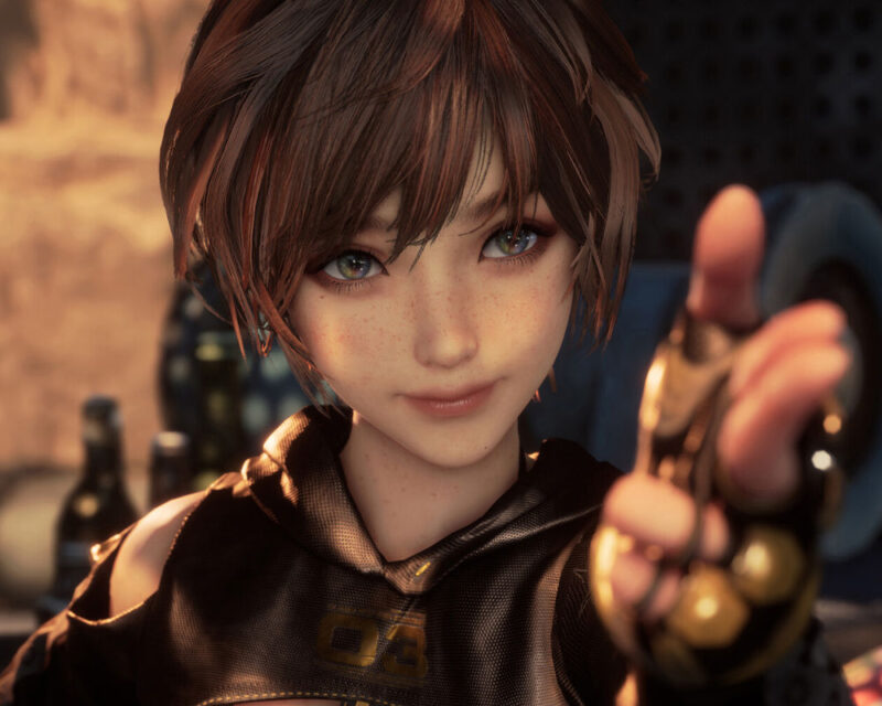 Obraz przedstawia zbliżenie młodej kobiety z krótkimi, jasnobrązowymi włosami ułożonymi w boba. Ma wyraźne zielone oczy z jaśniejszymi plamkami i piegi rozsiane po nosie i policzkach. Jej usta są lekko rozchylone w subtelnym uśmiechu. Ma na sobie ciemne, prawdopodobnie czarne, ubranie z kapturem i wycięciami na ramionach. Na przodzie jej ubrania widnieje żółty lub złoty wzór, być może liczba lub symbol. Jej lewa ręka jest wyciągnięta w stronę widza, lekko rozmyta, i wydaje się, że nosi jakąś ozdobną, metalową biżuterię na palcach. Tło jest rozmyte, ale sugeruje wnętrze z ciepłym, być może pomarańczowym lub żółtym, oświetleniem i kilkoma niewyraźnymi przedmiotami, takimi jak butelki lub pojemniki. Ogólne wrażenie to postać z gry wideo lub animacji, być może z estetyką inspirowaną anime.