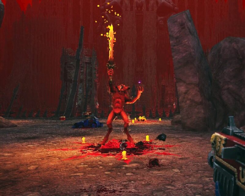 Kadr z gry „Warhammer 40,000: Boltgun 2”. Na środku sceny znajduje się demoniczna postać unosząca w górze płonący miecz, stojąca na krwawej kałuży otoczonej świecami. W tle widać mroczne, gotyckie struktury oraz czerwone, piekielne oświetlenie. Po prawej stronie widoczna jest część futurystycznej broni należącej do gracza.
