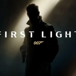 Sylwetka młodego Jamesa Bonda w półcieniu, trzymającego broń, z logo 007: First Light na ciemnym tle i snopem światła padającym z góry.