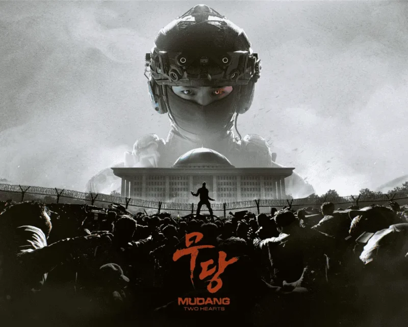 Oficjalna grafika promująca grę MUDANG: Two Hearts – w tle żołnierz w hełmie i masce, na pierwszym planie tłum oraz sylwetka postaci przed budynkiem parlamentu.