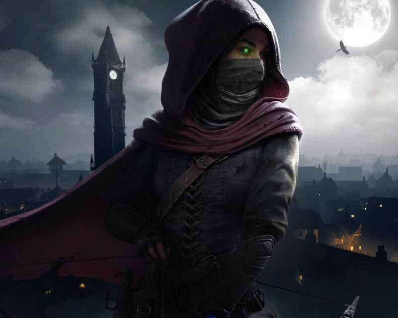 Na ilustracji widzimy tajemniczą postać w kapturze i masce, ubraną w ciemny strój z peleryną, stojącą na tle nocnego miasta. W tle widać wieżę zegarową, księżyc w pełni i unoszącego się ptaka. Postać ma świecące zielone oko.