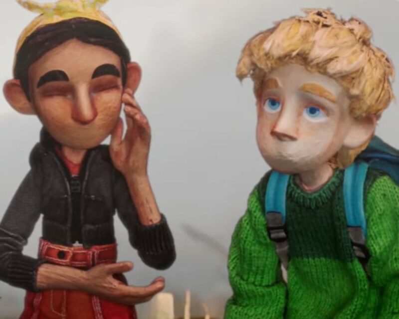 Na obrazku są dwie animowane postacie w stylu lalkowym. Jedna z nich ma ciemne włosy, żółtą opaskę i czarną kurtkę, a druga jasne włosy, zielony sweter i niebieski plecak. Wyglądają, jakby rozmawiały ze sobą, a w tle widać zamglone niebo.