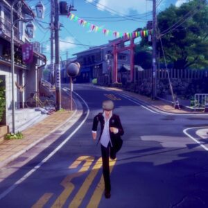 Chłopak w szkolnym mundurku biegnie pustą ulicą w miasteczku. W tle widać bramę, kolorowe chorągiewki i stare budynki.