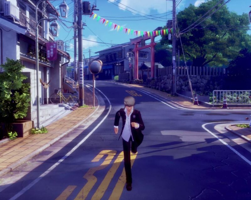 Chłopak w szkolnym mundurku biegnie pustą ulicą w miasteczku. W tle widać bramę, kolorowe chorągiewki i stare budynki.