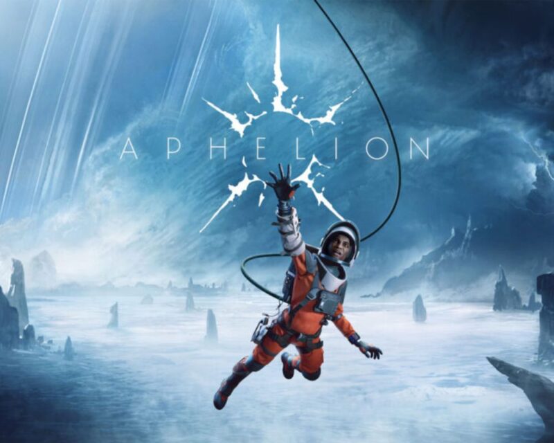 Na grafice promującej grę „Aphelion” widzimy astronautkę w czerwono-białym skafandrze unoszącą się nad skutej lodem, obcej planecie. Tło ukazuje surowy, nieprzyjazny krajobraz: lodowe pustkowia, ostre formacje skalne i dramatyczne, burzowe niebo. Kobieta jest przypięta przewodem do niewidocznego punktu poza kadrem, a jej twarz wyraża determinację lub być może desperację, jakby próbowała sięgnąć po coś ostatkiem sił. Nad nią znajduje się logo gry z nazwą „Aphelion” – termin astronomiczny oznaczający punkt na orbicie najdalej oddalony od Słońca – oraz symbol przypominający pęknięcie w lodzie lub rozbłysk energii. Całość zapowiada przygodową grę science fiction z elementami przetrwania i eksploracji nieznanych światów.