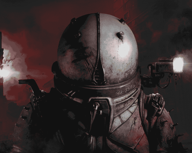 Grafika z gry "Cronos: The New Dawn" przedstawia postać w zniszczonym, ciężkim skafandrze ochronnym. Na hełmie widoczne są rysy i zabrudzenia. Z prawej strony zamocowana jest kamera z reflektorem, a w tle widać ciemne ruiny i czerwoną poświatę.