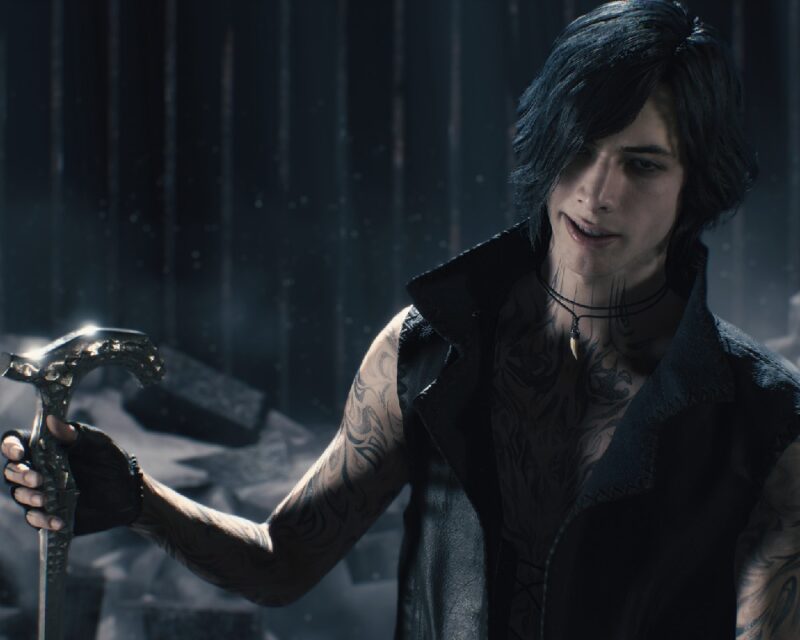 Postać V z Devil May Cry 5 trzymająca broń na tle pobojowiska, dzięki Netfliksowi gra obecnie bije rekordy popularności