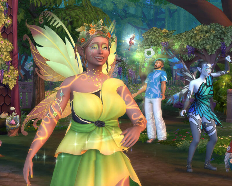 Na pierwszym planie znajduje się kobieta ubrana w strój inspirowany wróżkami, składający się z żółto-zielonej sukienki przypominającej kwiaty, z szerokimi, przezroczystymi, jasnozielonymi skrzydłami. Ma na sobie ozdoby z kwiatów na głowie i ramionach, a jej skóra wydaje się ozdobiona drobnymi, świecącymi drobinkami. Jej wyraz twarzy jest radosny i uśmiechnięty. W tle, po prawej stronie, stoi kolejna postać, również w stroju nawiązującym do wróżek, z niebiesko-czarnymi skrzydłami i ciemniejszą cerą, ubrana w turkusowo-czarny strój przypominający motyla. Jej postawa sugeruje ruch lub taniec. Pośrodku, między dwiema wróżkami, stoi mężczyzna w jasnoniebieskiej koszuli w kwiaty i białych spodniach. Wydaje się patrzeć na pierwszą wróżkę. Nad nim unosi się zielona koniczyna z symbolem plusa, typowa dla interfejsu gier "The Sims", co może wskazywać na interakcję lub emocje. Całe otoczenie jest bujne i magiczne, z dużą ilością zieleni, drzew, kwitnących winorośli i fioletowych kwiatów, co tworzy eteryczną atmosferę. Scena jest dobrze oświetlona, co podkreśla jasne kolory postaci i otoczenia.